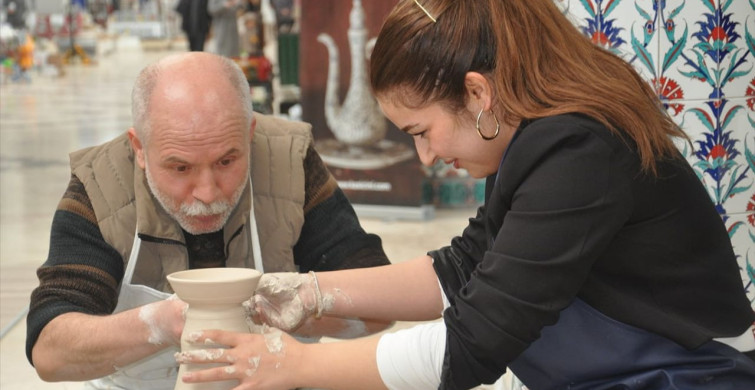 Kütahya Çiniciler Çarşısı'nda Canlı Performans Dönemi Başladı