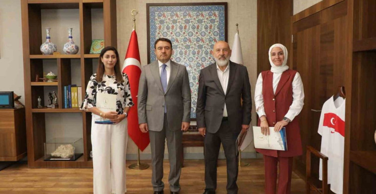 Kütahya valisinden Ulu Camii'nin dijital rehber sistemine destek veren eğitimcilere tebrik