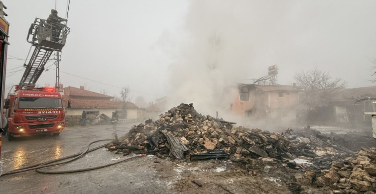 Kütahya'da 2 Katlı Evde Yangın: Kullanılamaz Hale Geldi