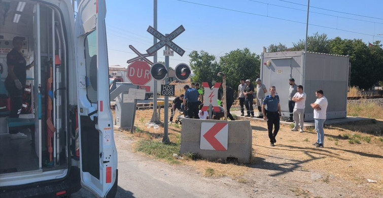 Kütahya'da Cep Telefonuyla Konuşan Kadın Trenin Çarpmasıyla Yaralandı