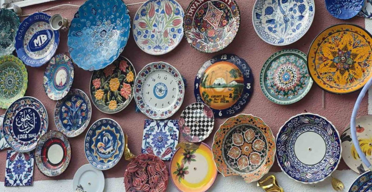 Kütahya'da emekli şoför evinin dış cephesini çini tabaklarla kapladı