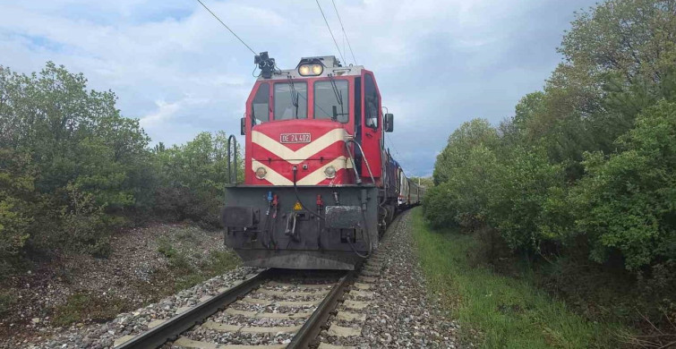 Kütahya'da Hemzemin Geçitte Tren ve Kamyonet Çarpıştı