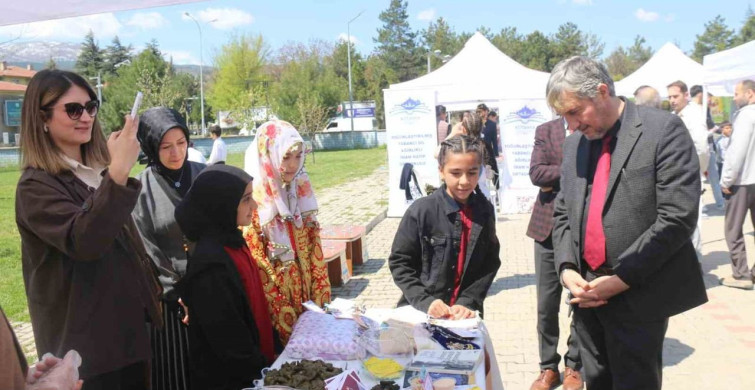 Kütahya'da İmam Hatipli Öğrenciler Yabancı Dil Şenliği Düzenledi