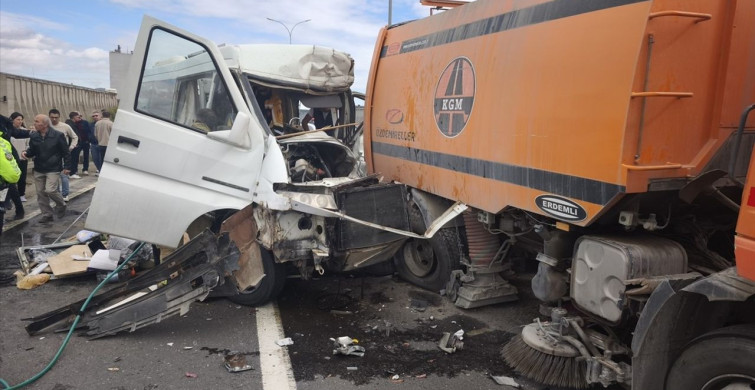 Kütahya'da Karayolları Aracına Çarpan Karavan Kazası