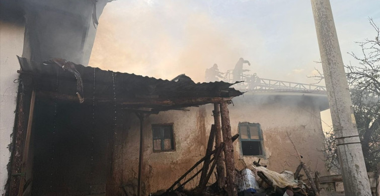 Kütahya'da Köyde Yangın: 2 Ev ve 1 Ahır Kullanılamaz Hale Geldi