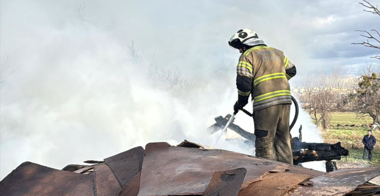 Kütahya'da Mobilya Atık Depo Yangınına Müdahale Ediliyor