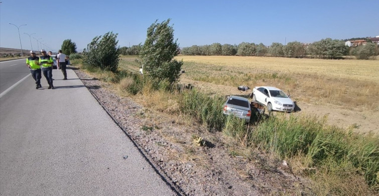 Kütahya'da Polis Araçına Çarpan Otomobilde 4 Yaralı