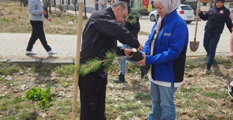 Kütahya'da Şehit İtfaiye Eri Ömer Türk İçin Fidan Dikim Etkinliği