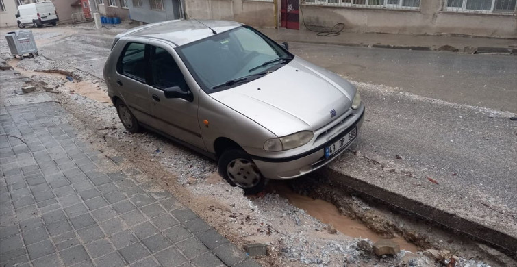 Kütahya'da Sel Suları Otomobilleri Sıkıştırdı