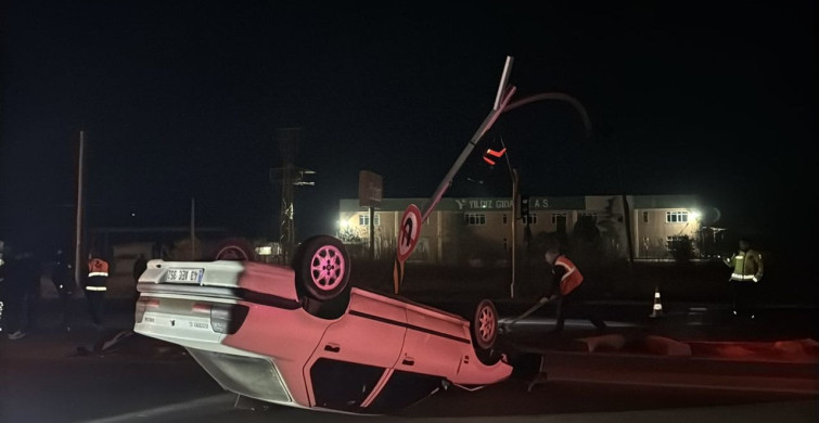 Kütahya'da Trafik Lambasına Çarpan Otomobil Devrildi