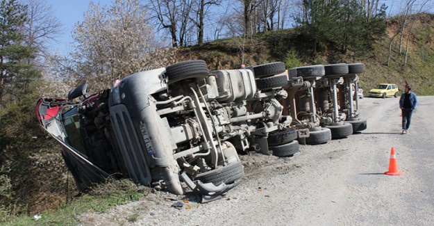 Kütahya'da Uçurumun Kenarında Hafriyat Kamyonu Devrildi: 2 Yaralı