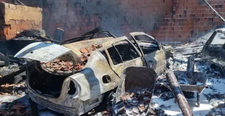 Kütahya'da yangın: 3 ev hasar gördü, 2 araç yandı
