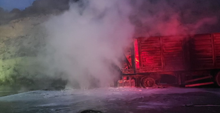 Kütahya'da Yangın Paniği: Seyir Halindeki Tır Alev Alev Yandı