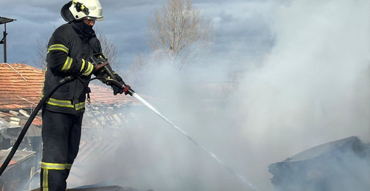 Kütahya'daki Mobilya Atık Depo Yangını Kontrol Altına Alındı