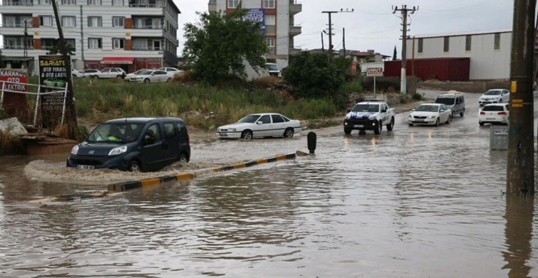 Kuvvetli yağış sonrası şok görüntü: Hatay’da sel yolu ikiye böldü