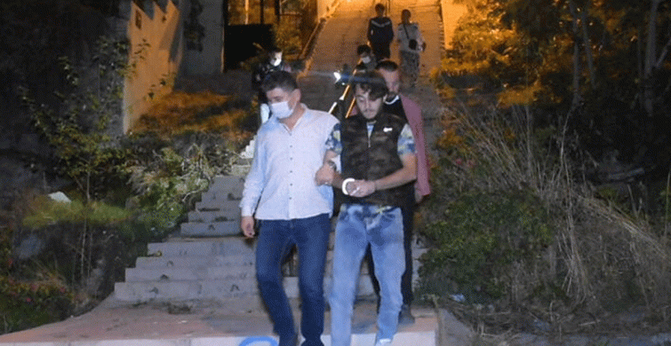 Kuzenini Bıçak ve Tüfekle Yaraladı, Ardından Duş Aldı