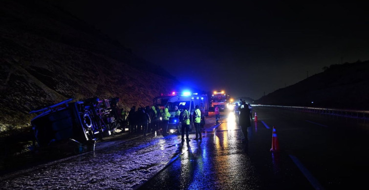 Kuzey Çevre Otoyolu'nda Minibüs Devrildi: 11 Yaralı