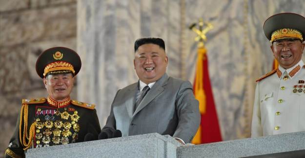 Kuzey Kore Lideri Kim'den Füze Töreni