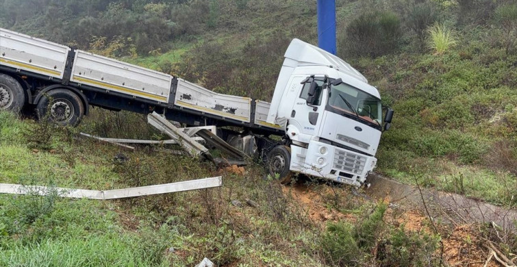 Kuzey Marmara Otoyolu'nda Tır Devrildi: Sürücü Yaralı