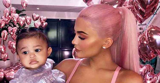 Kylie Jenner'ın Kızı İlk Kelimesini Söyledi, Herkesi Kahkahaya Boğdu