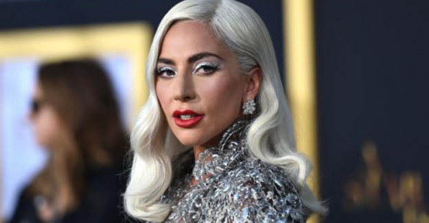Lady Gaga Omurgasına Yeni Bir Dövme Yaptırdı