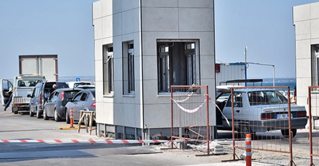 Lapseki-Gelibolu Feribot İskelesinde Araç Yoğunluğu Baş Gösterdi