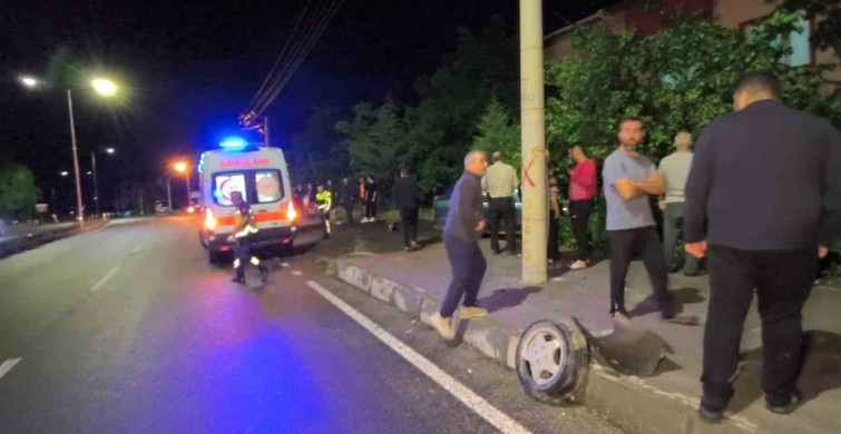 Lastiği kopan otomobil bahçe çitlerine girdi