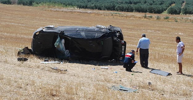 Lastiği Patlayan Araç Tarlaya Yuvarlandı: 4 Yaralı