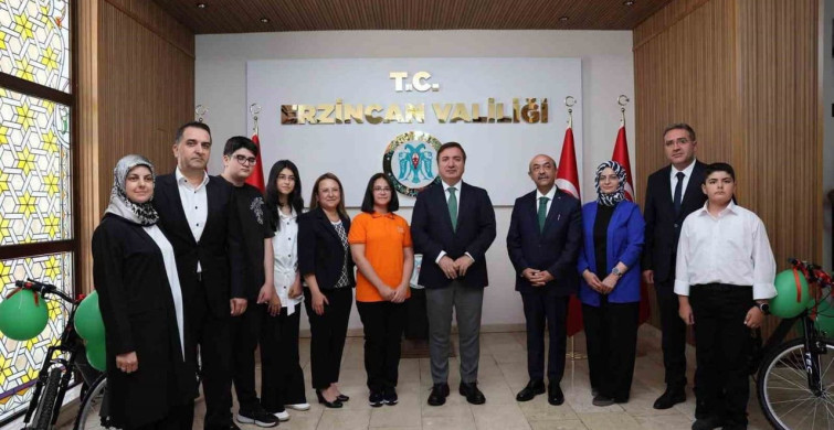 LGS'de 500 tam puan alan 3 öğrenci ödüllendirildi