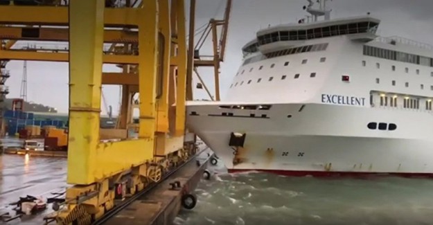 Limanda Çarpışma Sonucu Yangın Çıktı