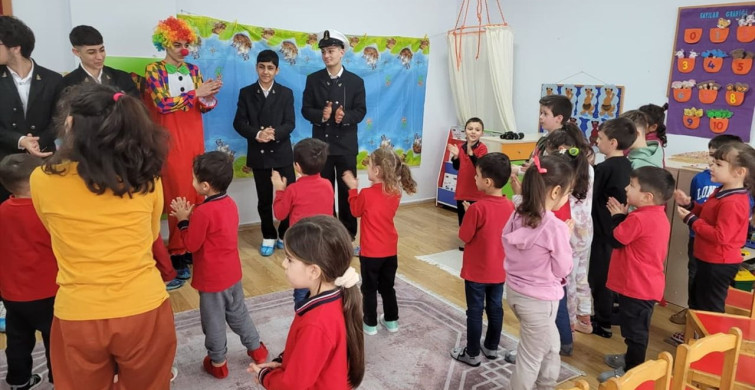 Lise Öğrencileri Anaokulu Öğrencilerine Tiyatro Gösterisi Sunuyor