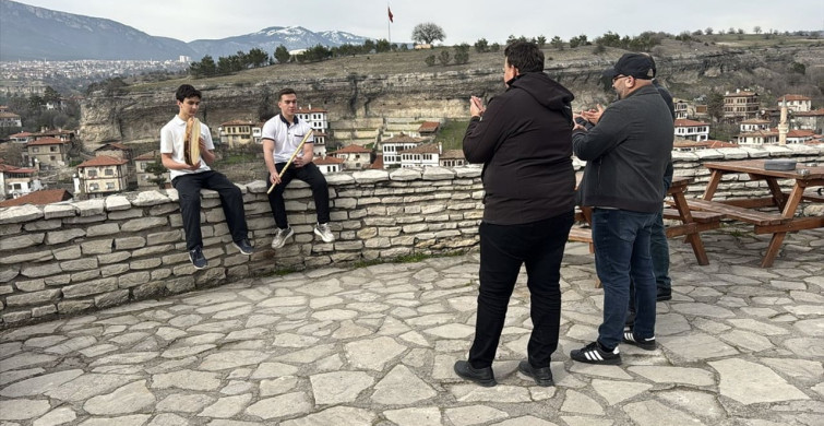 Lise Öğrencileri Türk Müziğini Tanıtmak İçin Tarihi Çarşı'da