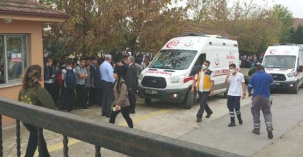 Lisede Keskin Koku; Öğrenciler Tahliye Edildi