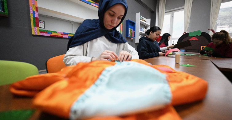 Liselilerin Tiyatro Şenliği Köy Okullarında Yağmura Rağmen Devam Ediyor