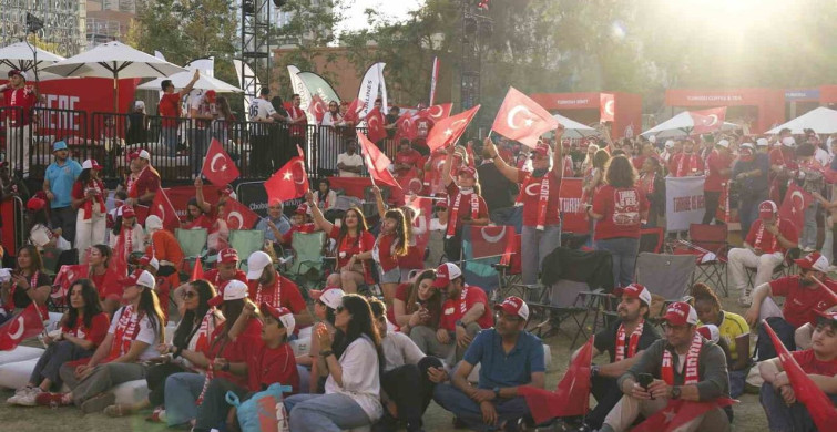 Los Angeles'ta Türkiye-Paraguay maçı için binler toplandı