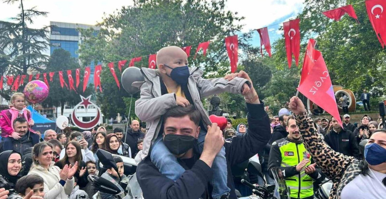 Lösemiyi Yenen Alparslan İçin Duygusal Balon Bırakma Etkinliği