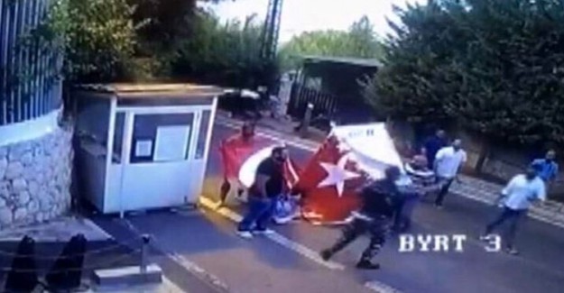 Lübnan'da Türk Büyükelçiliği'nin Önüne Kuru Kafalı Pankart Asıldı