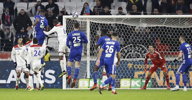 Lyon, Evinde Kupaya Havlu Attı!