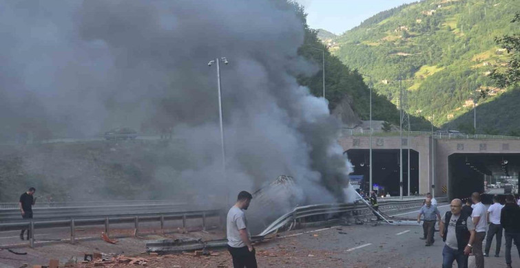 Maçka'da kiremit yüklü tırın bariyerlere çarpması sonucu yangın çıktı