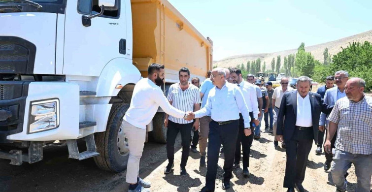 Malatya Büyükşehir, 55 mahalleyi birbirine bağlayan yol çalışmalarını sürdürüyor