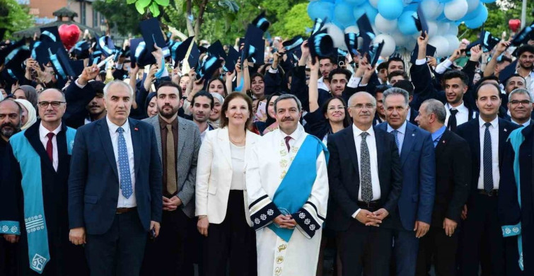 Malatya Turgut Özal Üniversitesi mezuniyet töreni coşkuyla geçti