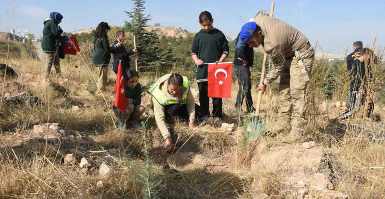 Malatya'da Cumhuriyet İçin 102 Fidan Dikildi