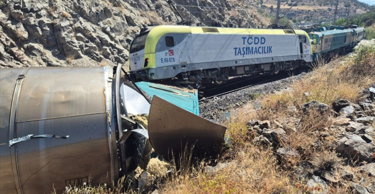 Malatya'da İki Yük Treni Çarpıştı: Makinist Yaralandı