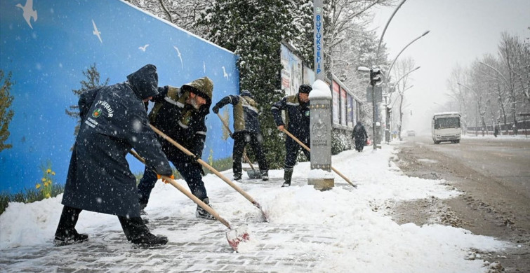 Malatya'da Karla Mücadele: Mahsur Kalan 7 İşçi Kurtarıldı