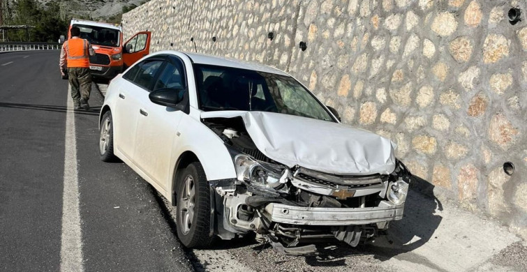 Malatya'da Kontrolden Çıkan Otomobil Duvara Çarptı