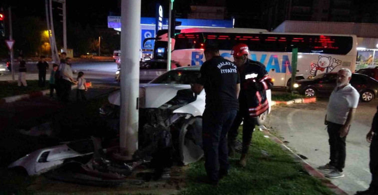 Malatya'da otomobil trambüs direğine çarptı, yaralı sürücü ambulansı terk etti