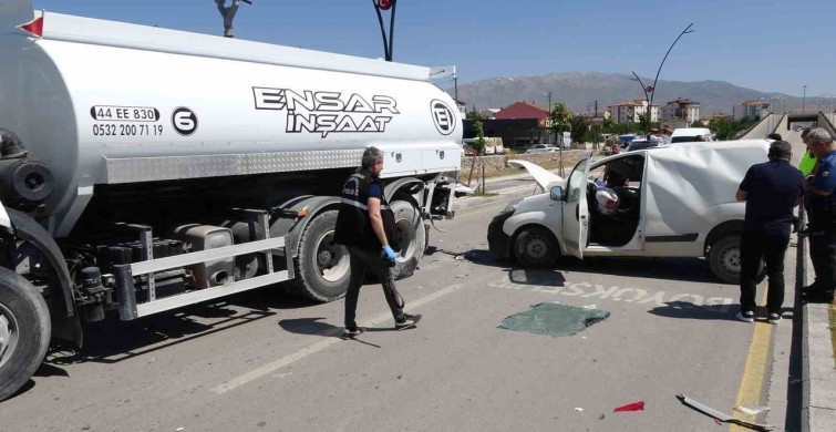 Malatya'da su tankerine çarpan hafif ticari aracın sürücüsü ağır yaralandı