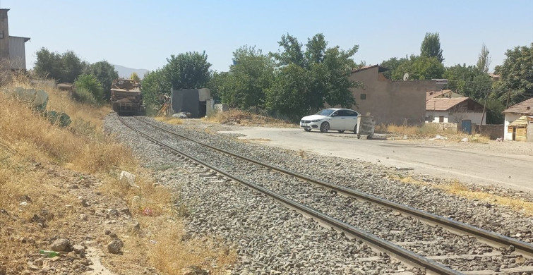 Malatya'da Yük Treni Otomobile Çarptı: Sürücü Hayatını Kaybetti