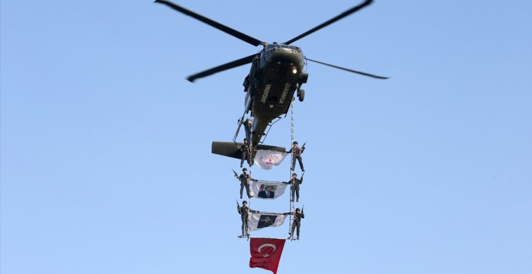 Malazgirt Zaferi'nde Jandarma'nın Hava Gösterileri Büyük Beğeni Topladı