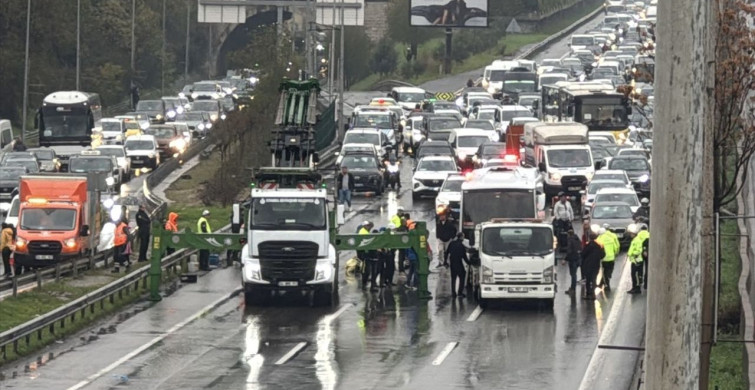 Maltepe'de Servis Minibüsü Devrildi: 22 Yaralı